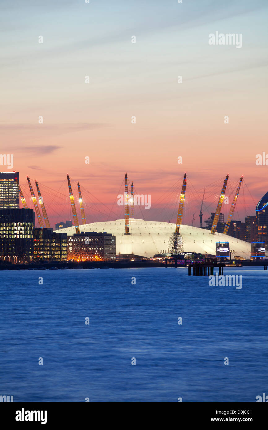 Ein Blick hinunter den Fluß Themse gegenüber der City of London und die O2 Arena und Canary Wharf bei Sonnenuntergang. Stockfoto