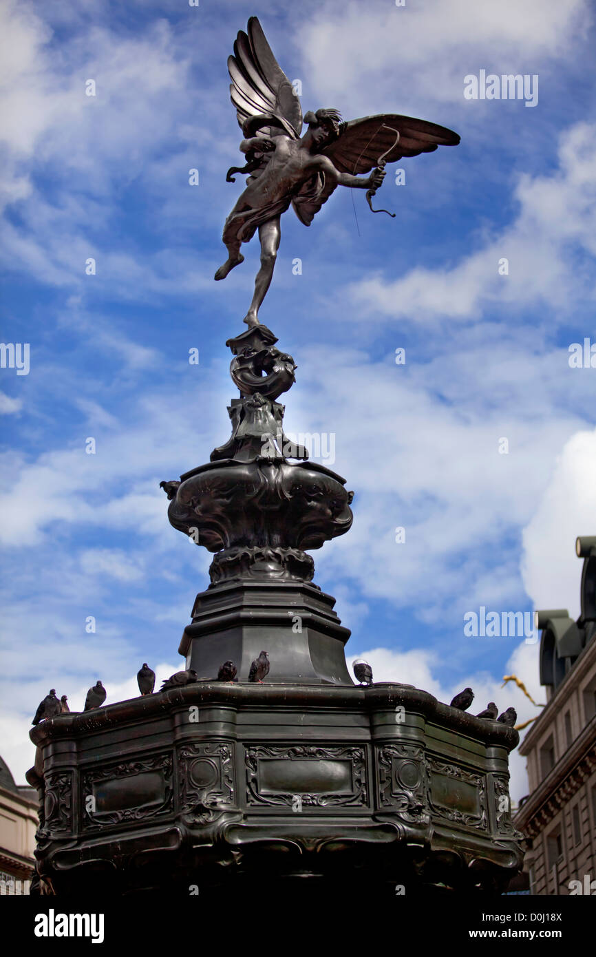 Ein Blick auf die Statue von Anteros thront oben auf das Shaftesbury Denkmal am Piccadilly Circus. Stockfoto