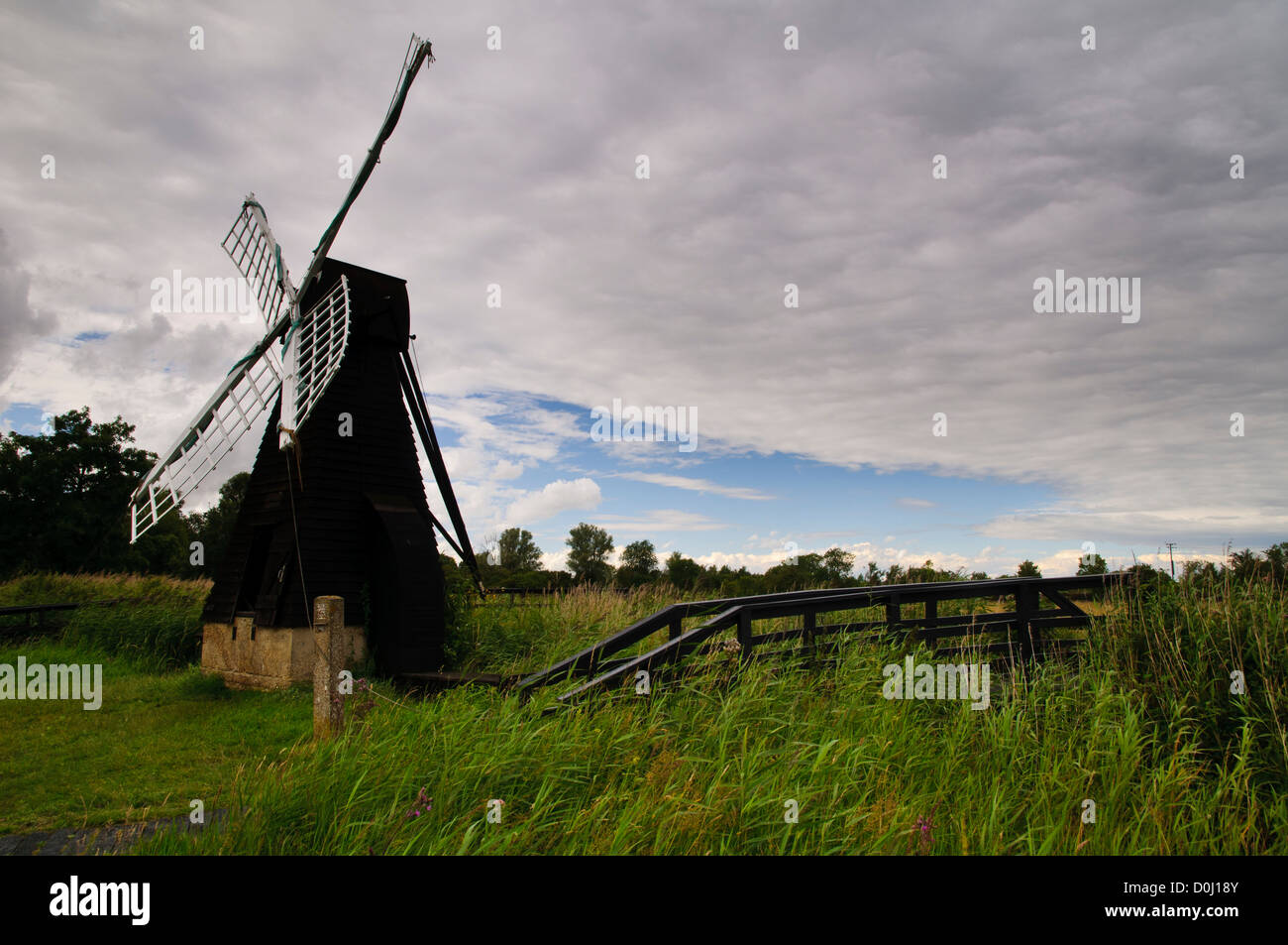 Der Wind Pumpe bei Wicken Fen, Cambridgeshire, unter nähert sich Regenwolken. Juli. Stockfoto