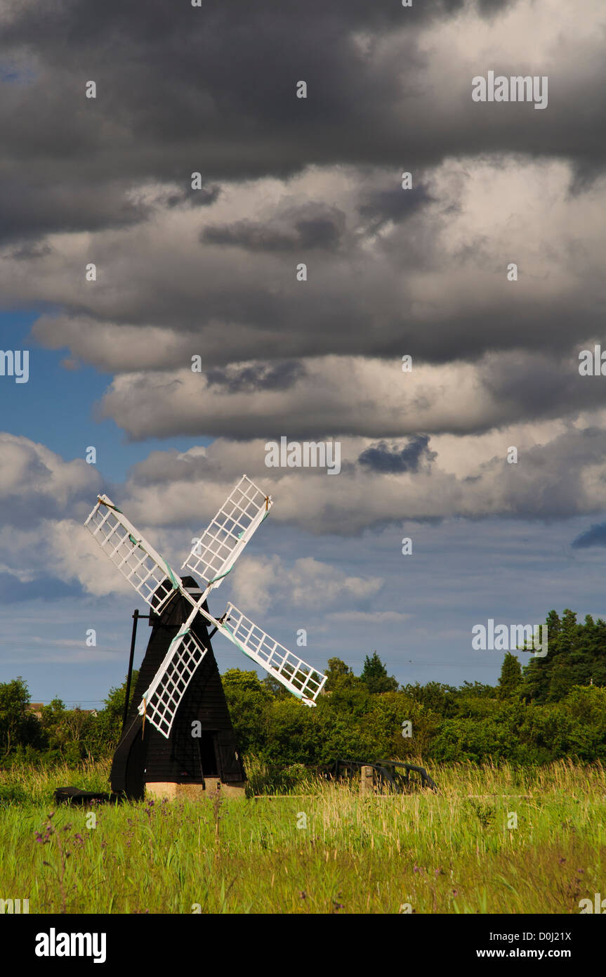 Der Wind Pumpe bei Wicken Fen, Cambridgeshire, unter nähert sich Regenwolken. Juli. Stockfoto