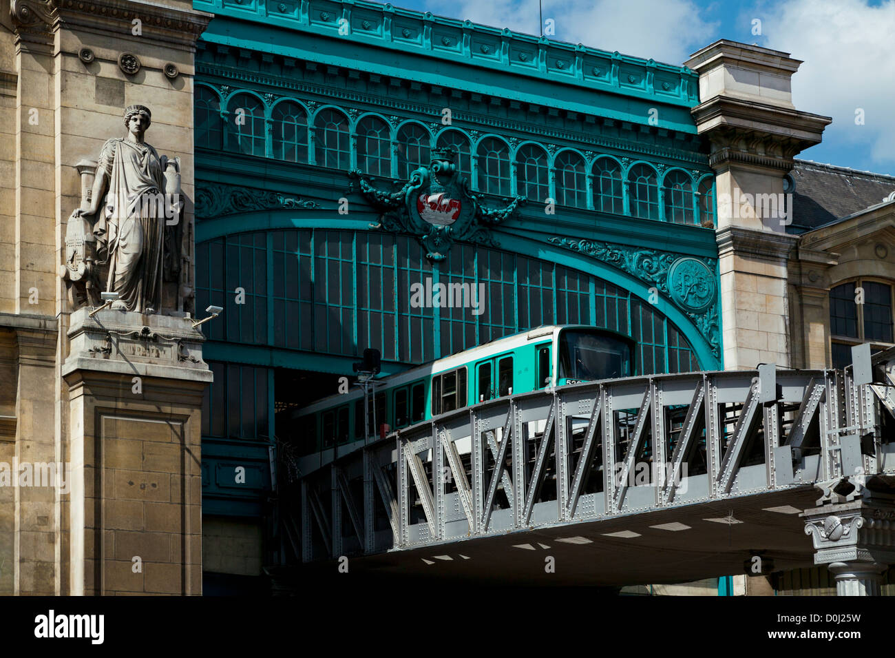 Das Bahnhofsgebäude und Acqueduc von Austerlitz, Paris, Frankreich Stockfoto