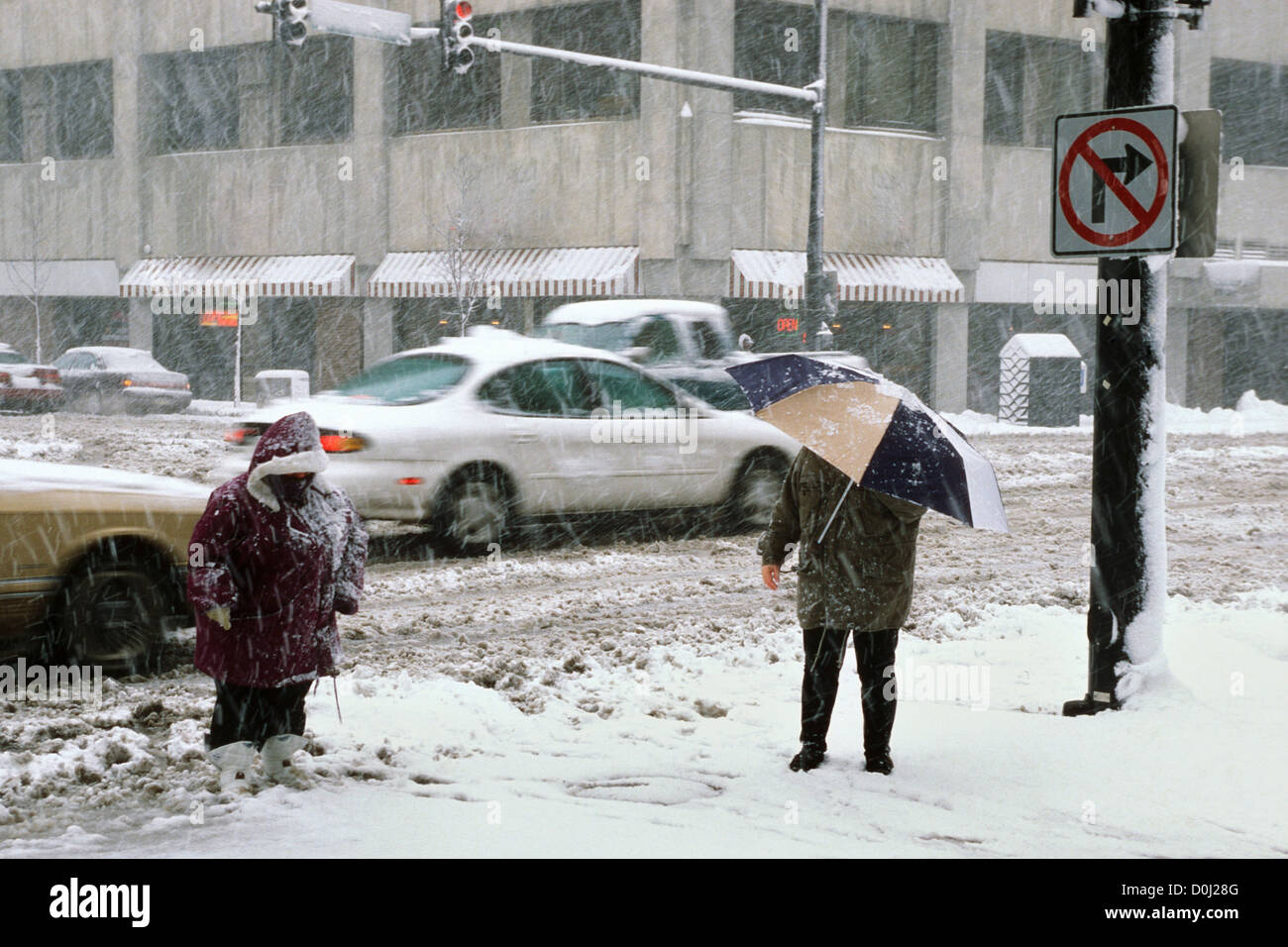 Fußgänger trotzen starken Schneefall bei Blizzard Stockfoto