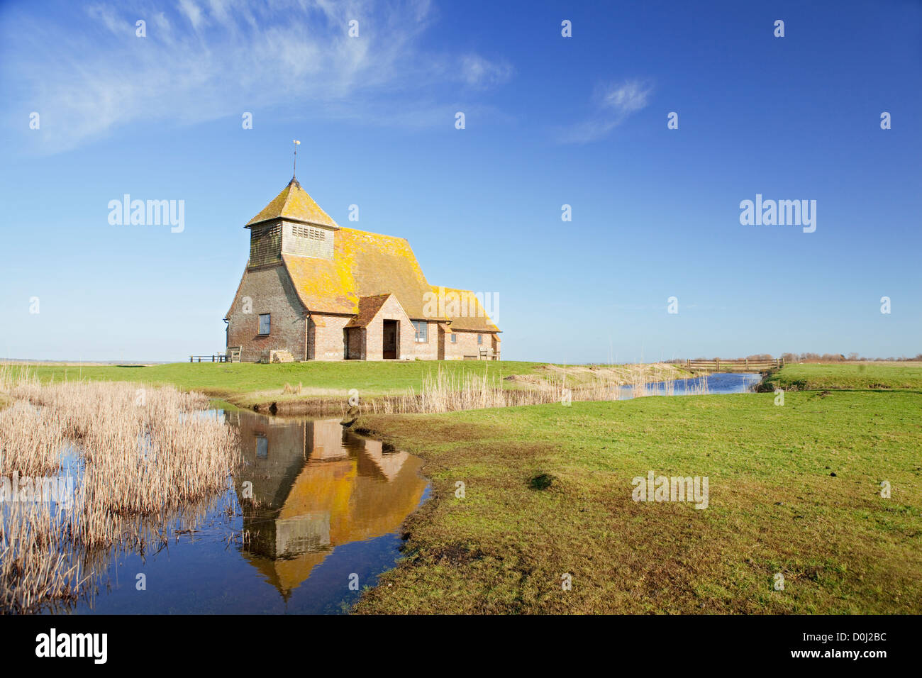 Ein Blick in Richtung Fairfield Kirche auf Romney Marsh in Kent. Stockfoto