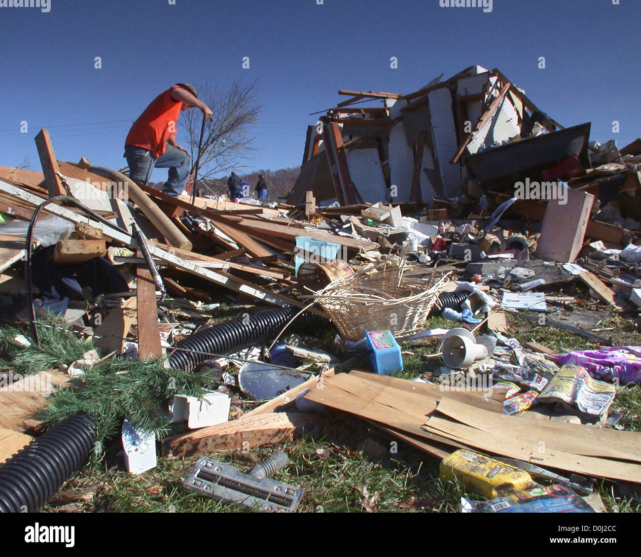 Ein Mann-Kämpfe durch die Trümmer eines Hauses nach einem Tornado Stockfoto