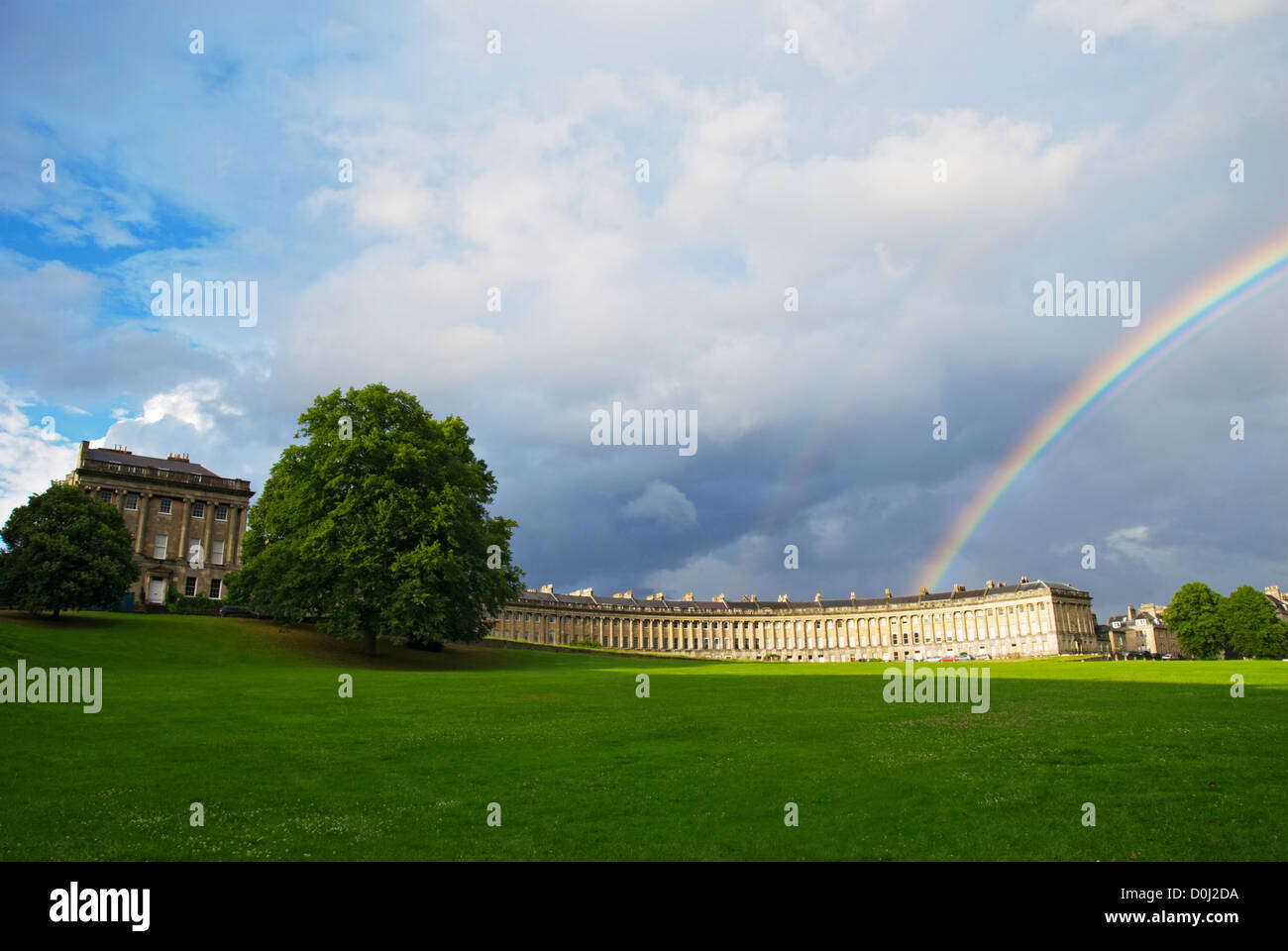 Ein Blick auf die Royal Crescent im Bad mit einem Regenbogen-Overhead. Stockfoto