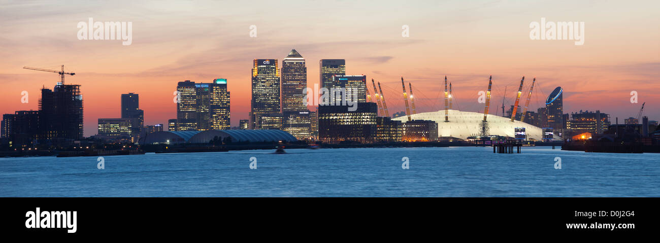 Ein Blick hinunter den Fluß Themse gegenüber der City of London und die O2 Arena und Canary Wharf bei Sonnenuntergang. Stockfoto