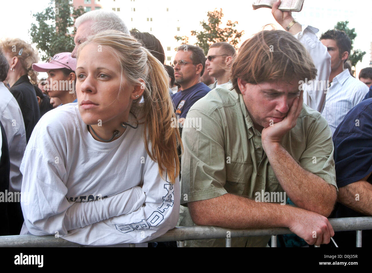 New Yorker versammeln sich am Ground Zero Pause für einen Moment der Stille am zweiten Jahrestag des Angriffs World Trade Center. Stockfoto