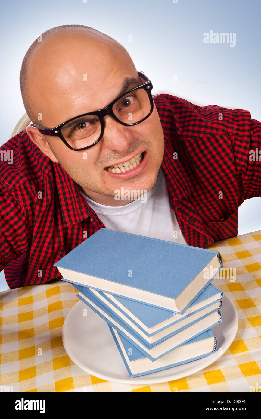Junge Erwachsene verwegener Mann mit nur wenige Bücher auf einem Teller serviert Stockfoto