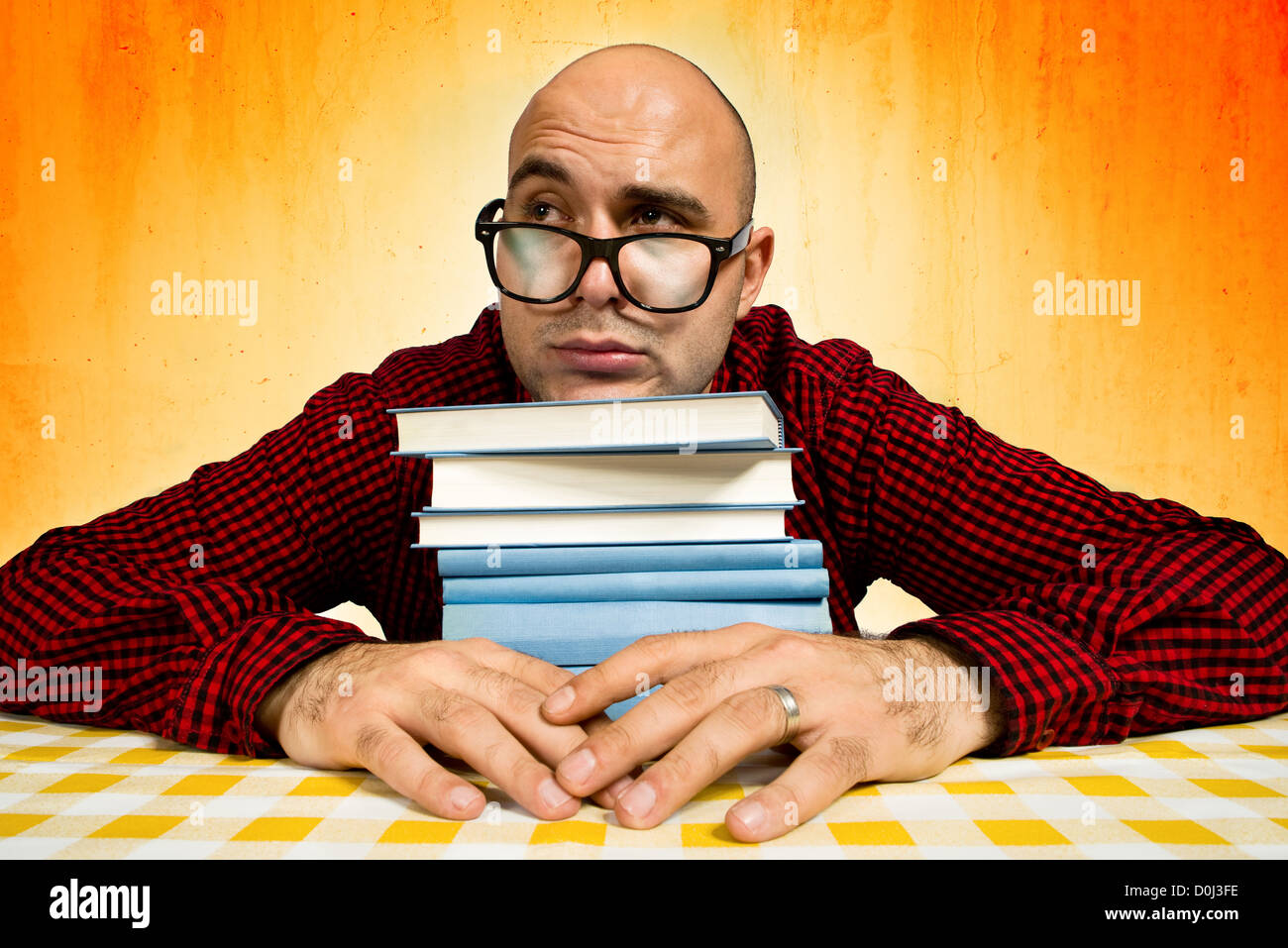 Junge Erwachsene Fett Studentin mit einigen Büchern, die am Tisch sitzen. Stockfoto