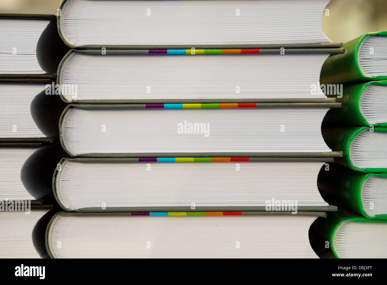 Stapel Bücher auf Holzdeck Tabelle Stockfoto