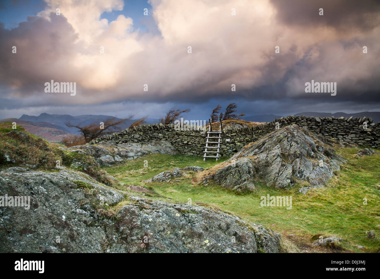 Stürmischer Himmel über Schwarzfels in der Nähe von Windermere. Stockfoto