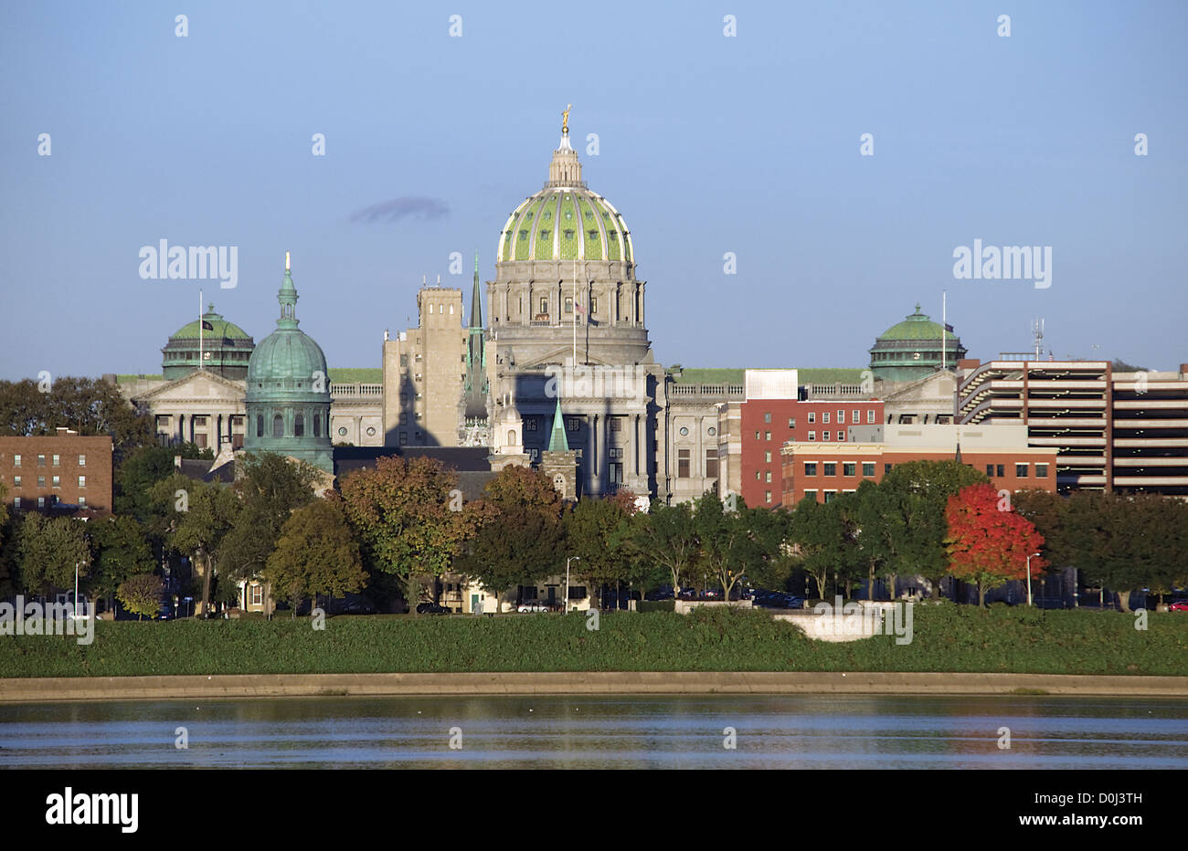 Das Capitol Dome von Harrisburg, der Hauptstadt von Pennsylvania, im Herbst, entlang des Susquehanna River Stockfoto