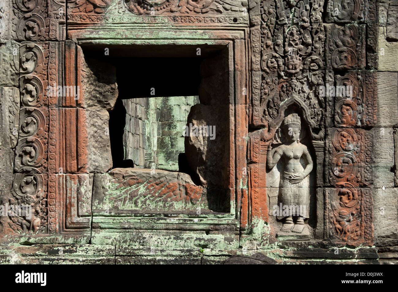 Flachrelief einer gesagt, eine weibliche Gottheit und Tempelwächter neben einem Fenster Preah Khan Tempel, Angkor, Siem Reap, Kambodscha Stockfoto