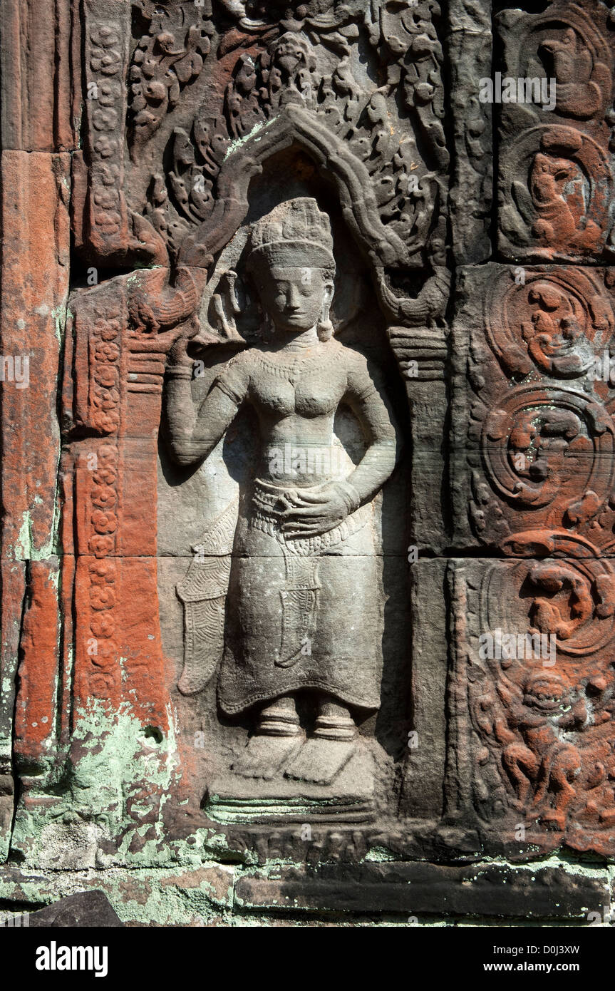 Flachrelief einer gesagt, eine weibliche Gottheit und Tempel Wächter, Preah Khan Tempel, Angkor, Siem Reap, Kambodscha Stockfoto