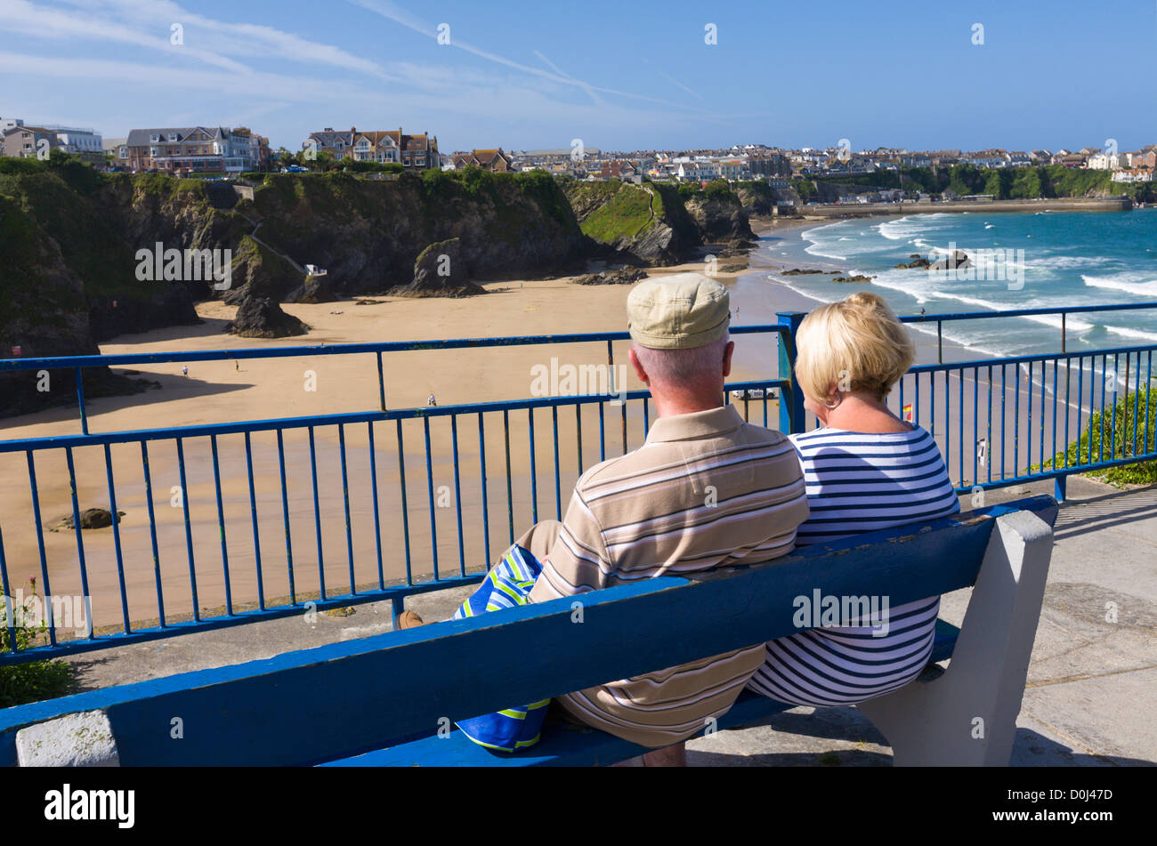 Touristen genießen die Aussicht über die Great Western Strand, Newquay, Cornwall, England Stockfoto