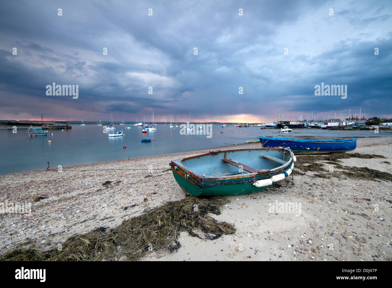 Mersea Island bei Sonnenuntergang mit einem Regen Sturm nähert. Stockfoto