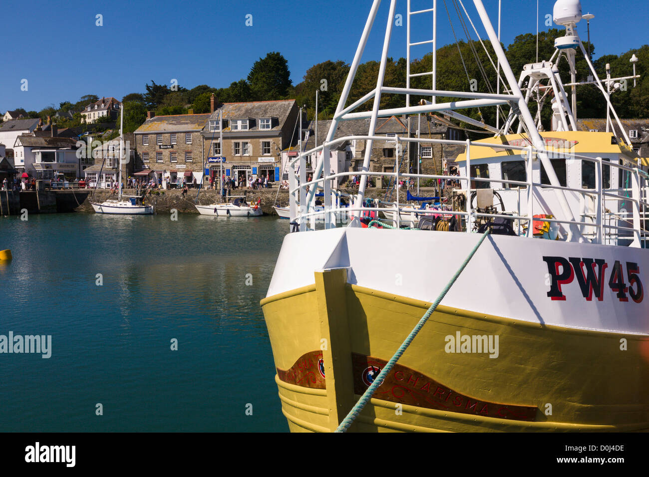 Angelboot/Fischerboot, Yachten und Touristen im Hafen von Padstow, Cornwall, England Stockfoto