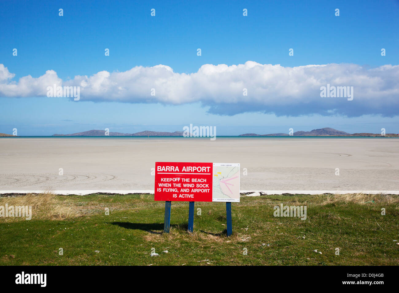 Blick auf Barra Airport Zeichen und Traigh Mhor-Strand, der als der Start-und Landebahn verwendet wird. Stockfoto