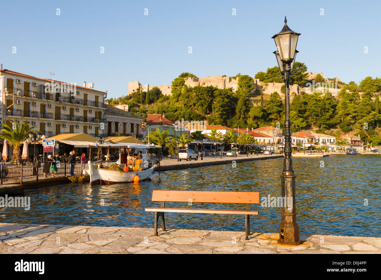 Blick auf das Schloss und den Hafen vorne, Vonitsa, Ambrakischen Golf, Griechenland Stockfoto