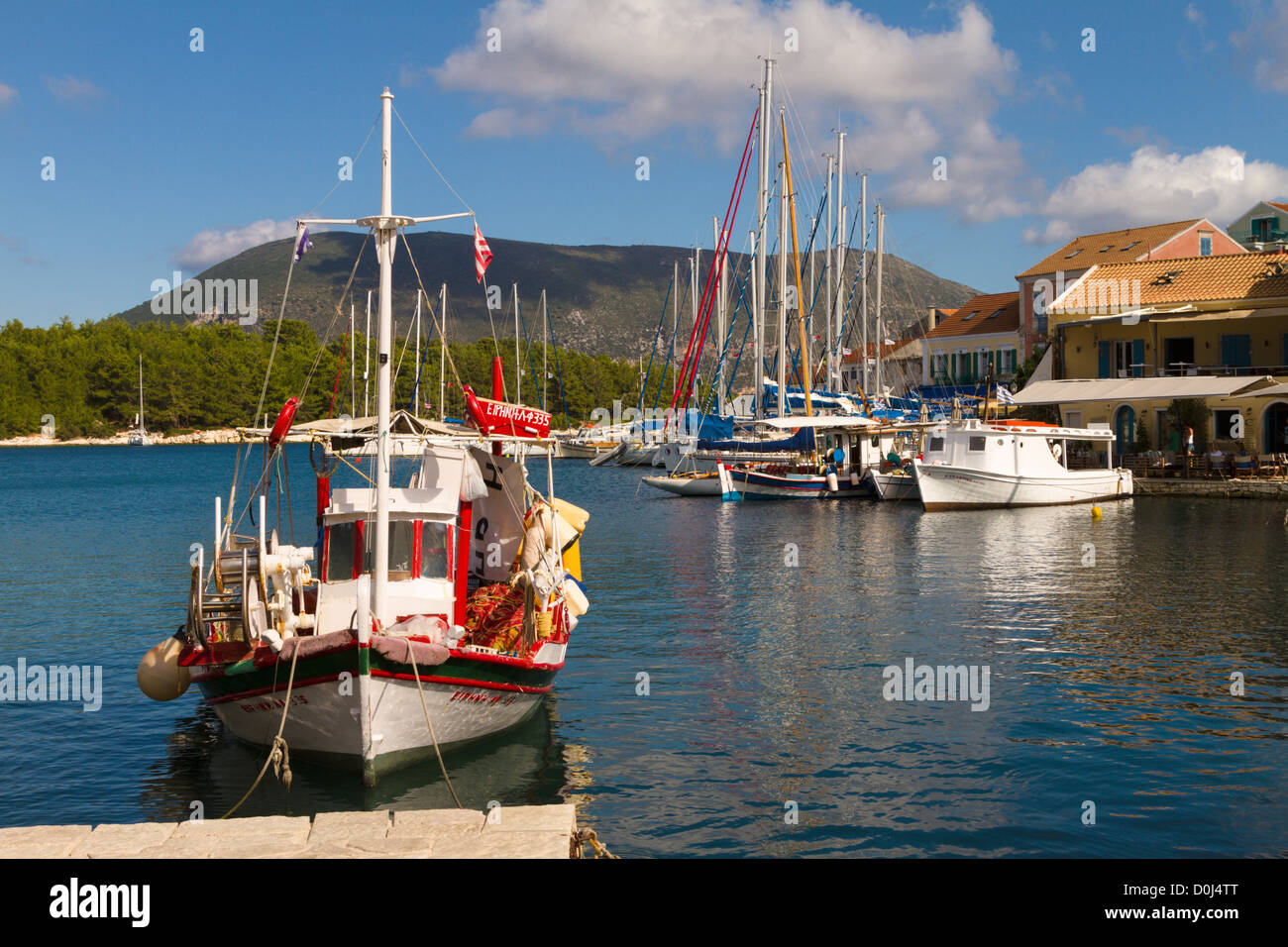 Rote und weiße Fischerboot vor Anker bei Fiscardo, Kefalonia, Griechenland Stockfoto