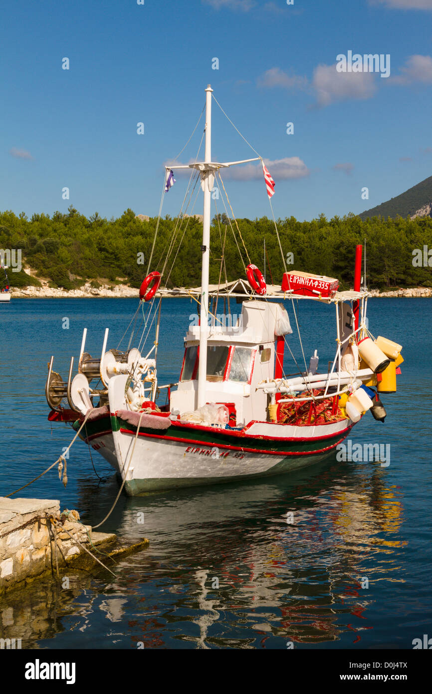 Rote und weiße Fischerboot vor Anker bei Fiscardo, Kefalonia, Griechenland Stockfoto