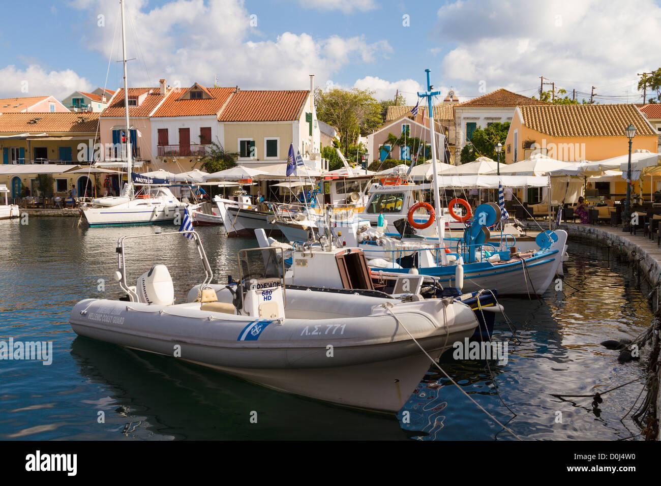 Boote vor Anker vor Tavernen in Fiscardo, Kefalonia, Griechenland Stockfoto