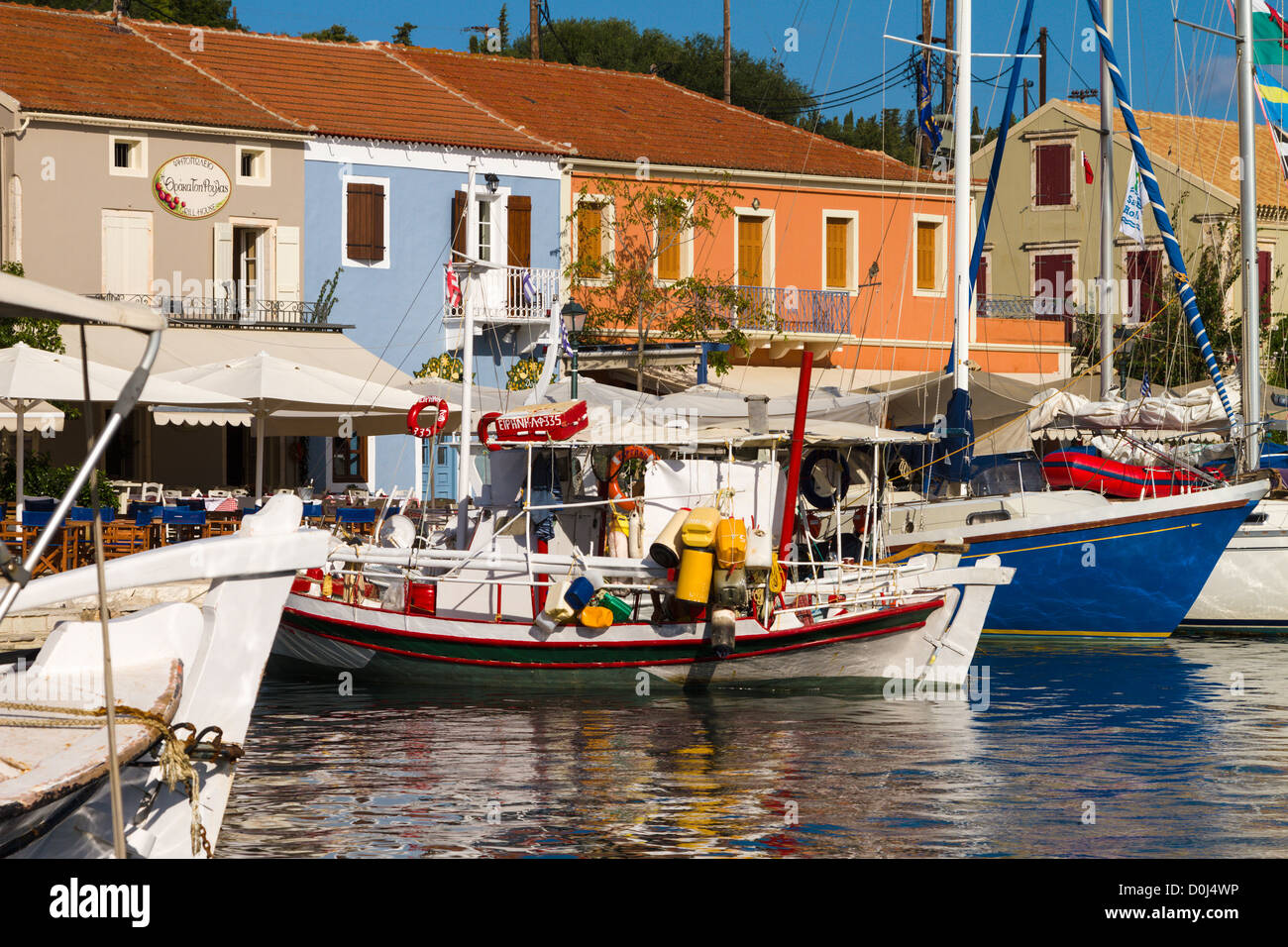 Boote vor Anker vor Tavernen in Fiscardo, Kefalonia, Griechenland Stockfoto