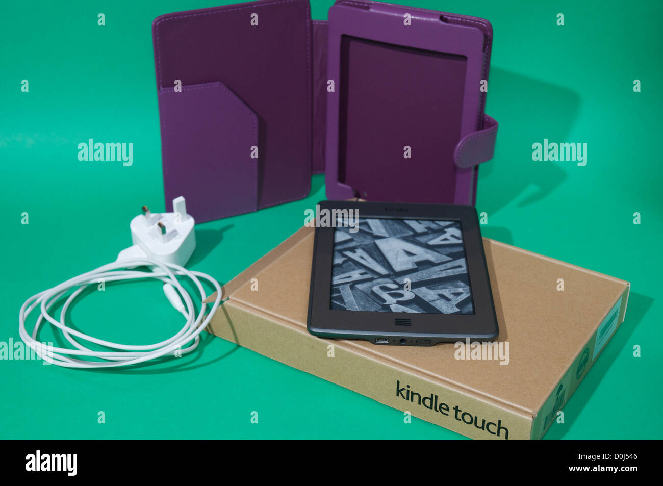 Amazon Kindle Touch e-Book-Reader in Originalverpackung mit Leser-Gehäuse und Netzteil Stockfoto