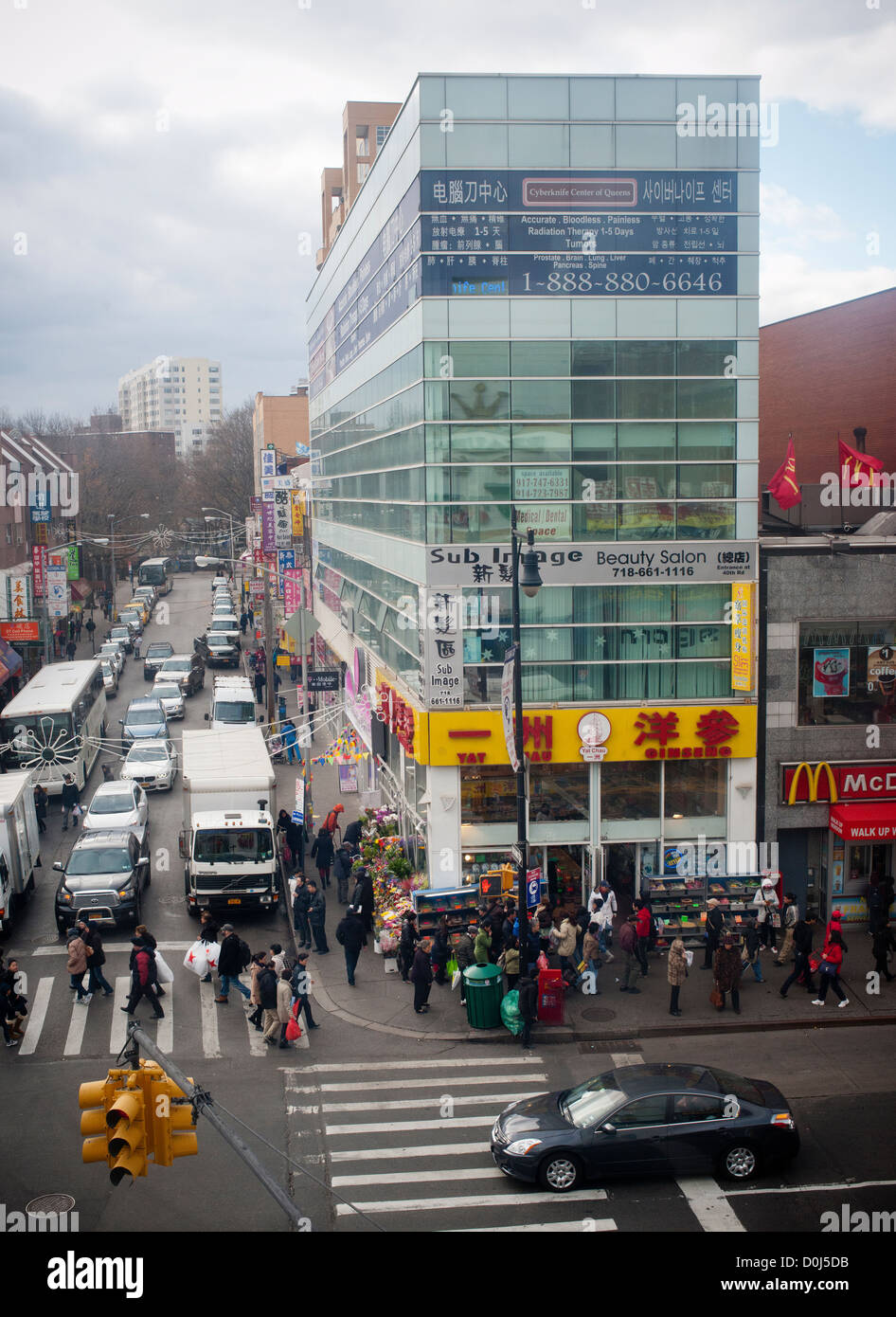 Shopper im Stadtteil beschäftigt Flushing Queens in New York Stockfoto