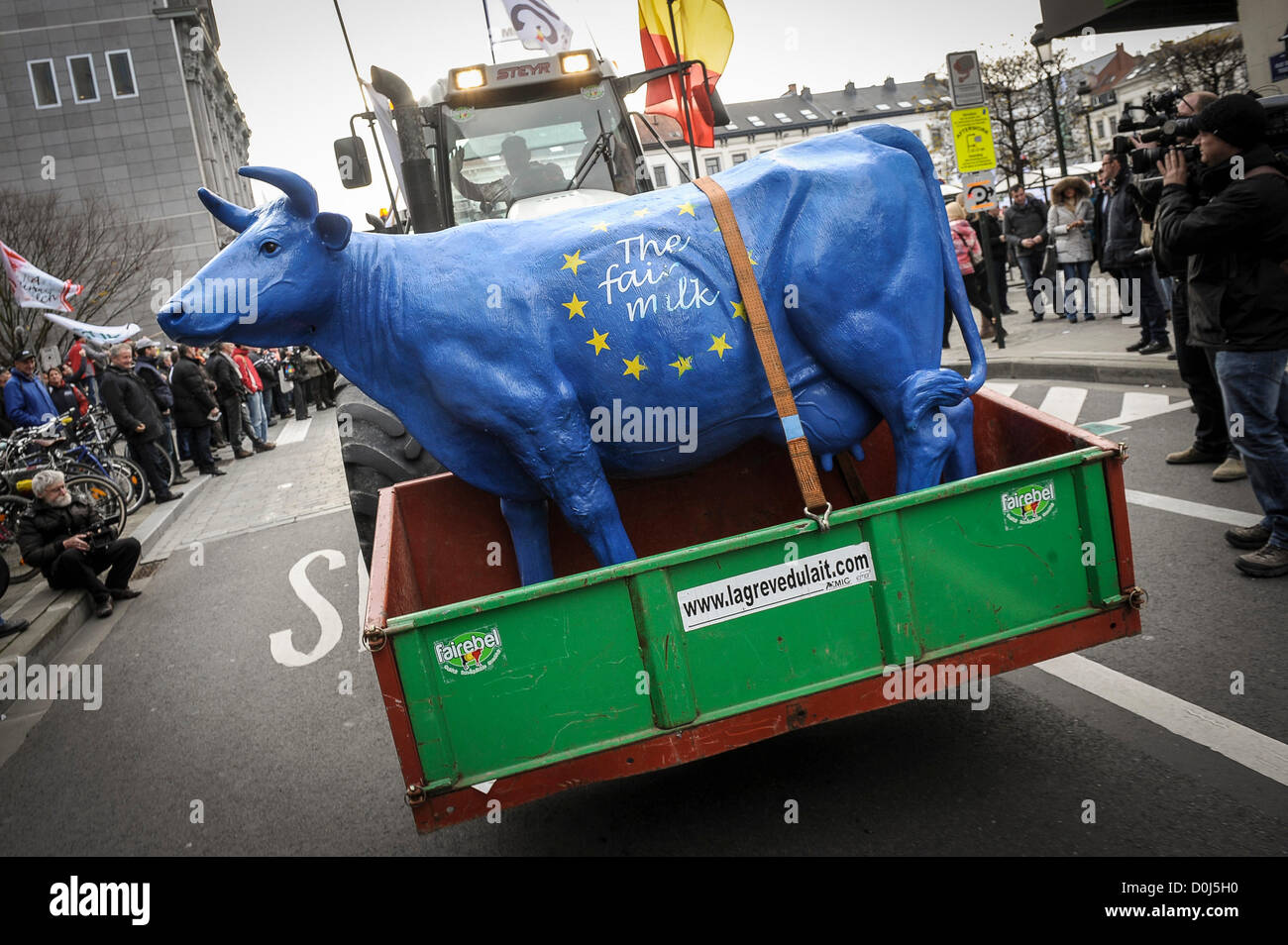 26. November 2012 - Brüssel, Belgien - Bauern gingen auf die Straße in Brüssel mit ihren Traktoren während einer Protestaktion über niedrige Milchpreise, die durch die Finanzkrise verursacht. Stockfoto