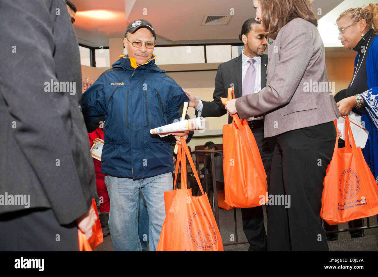 Freiwillige verteilen Puten zum Thanksgiving-Dinner für die Bewohner in erster Linie Dominikanische Washington Heights in New York Stockfoto