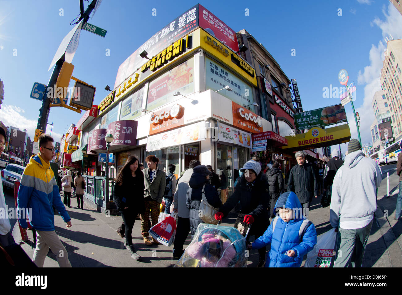 Menschen beim Einkaufen in der chinesischen Nachbarschaft von Flushing, Queens in New York Stockfoto