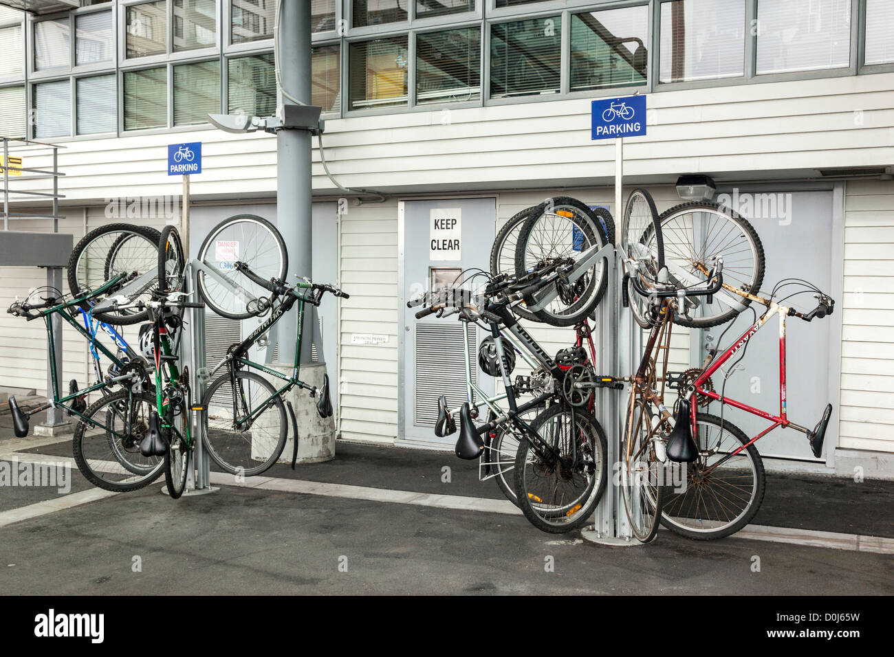 Vertikale Parkplätze für Fahrräder in Auckland CBD, Neuseeland. Stockfoto