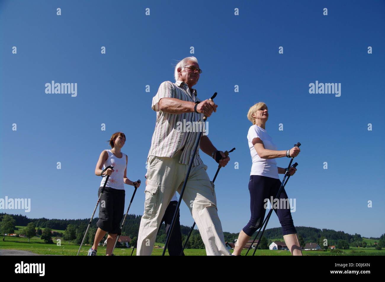 Nordic-walking-jung und alt zusammen Stockfoto