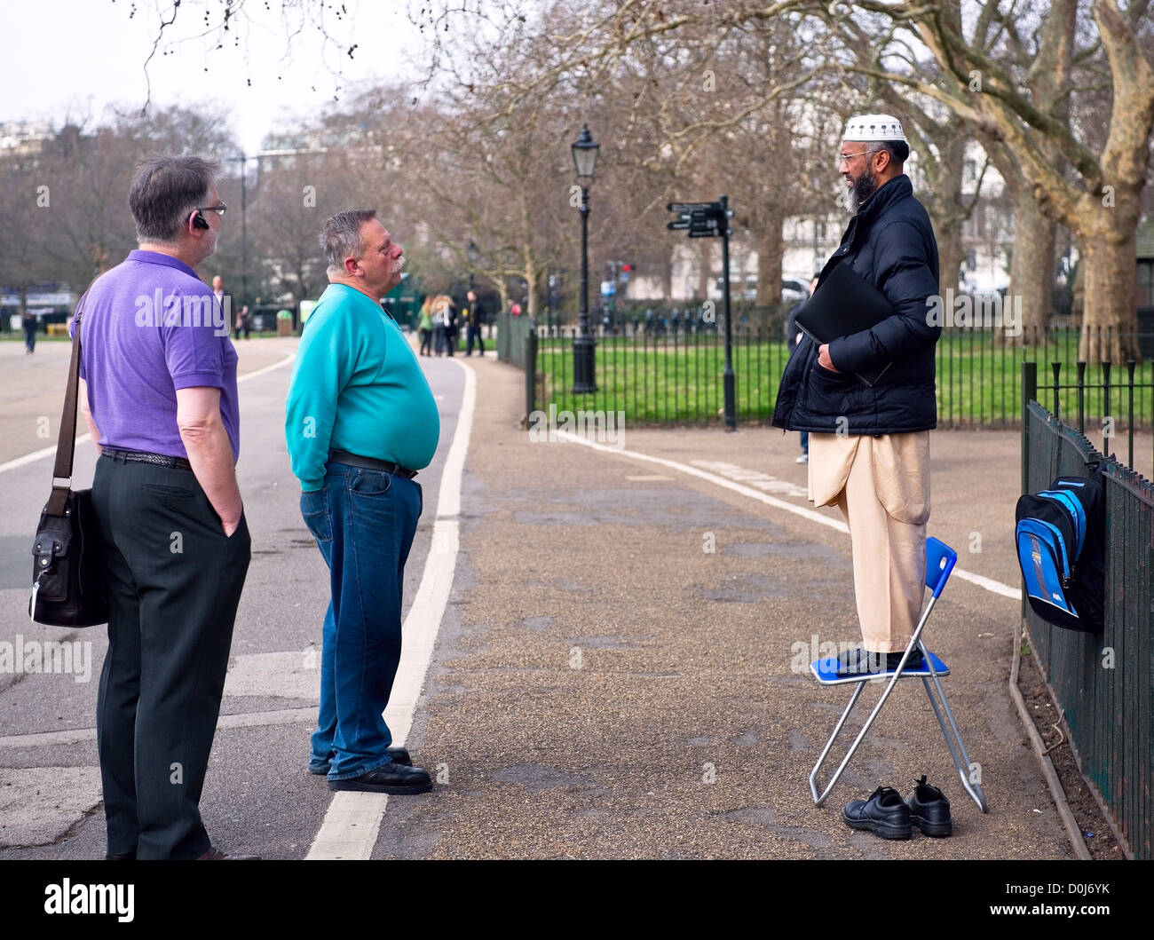 Ein Muslim, im Gespräch mit zwei anderen Männern bei Speakers Corner in London. Stockfoto