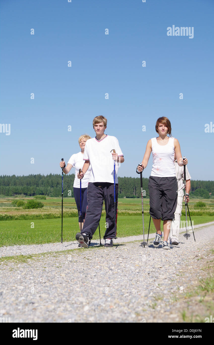 Nordic-walking-jung und alt zusammen Stockfoto