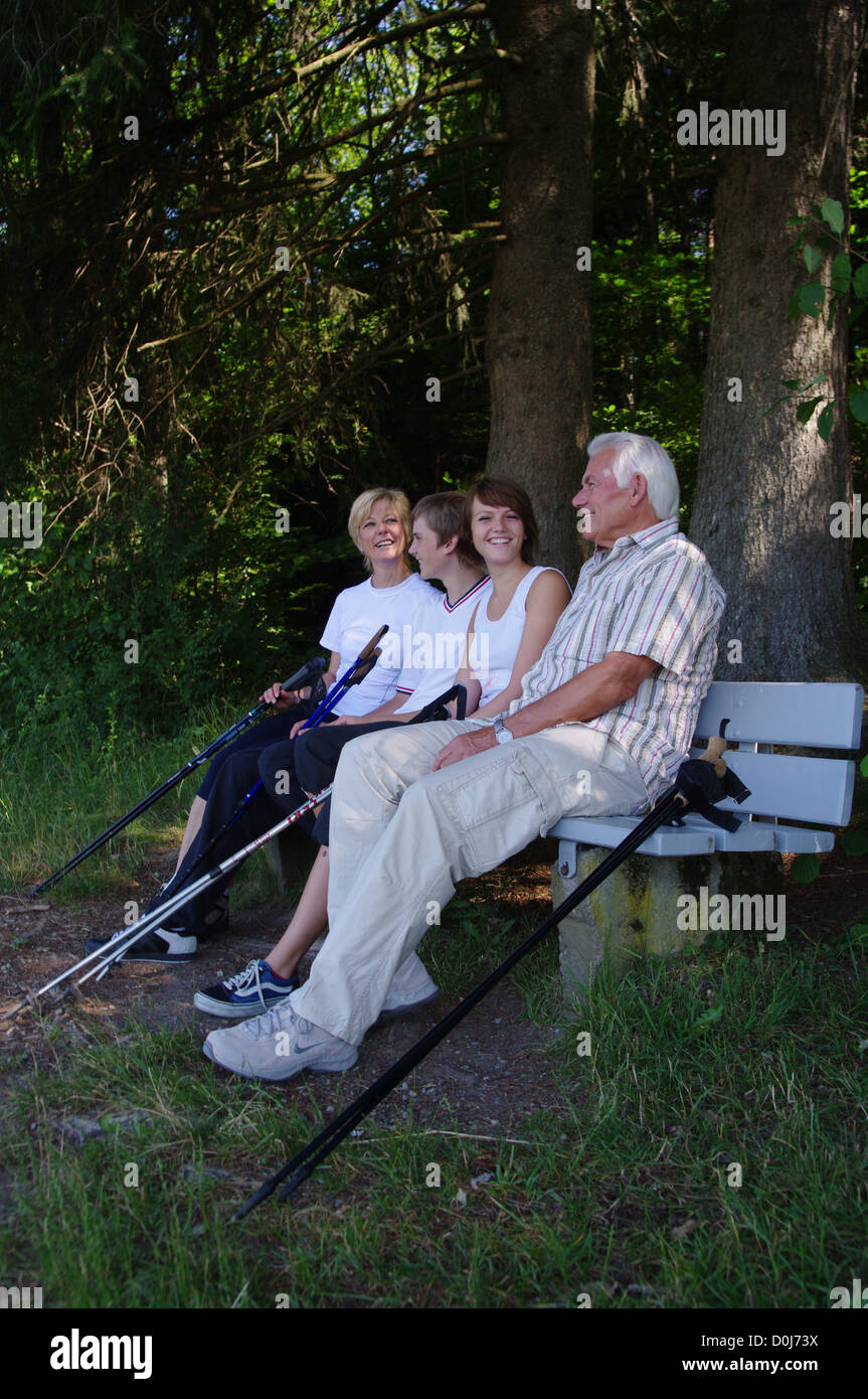 Nordic-walking-jung und alt zusammen Stockfoto