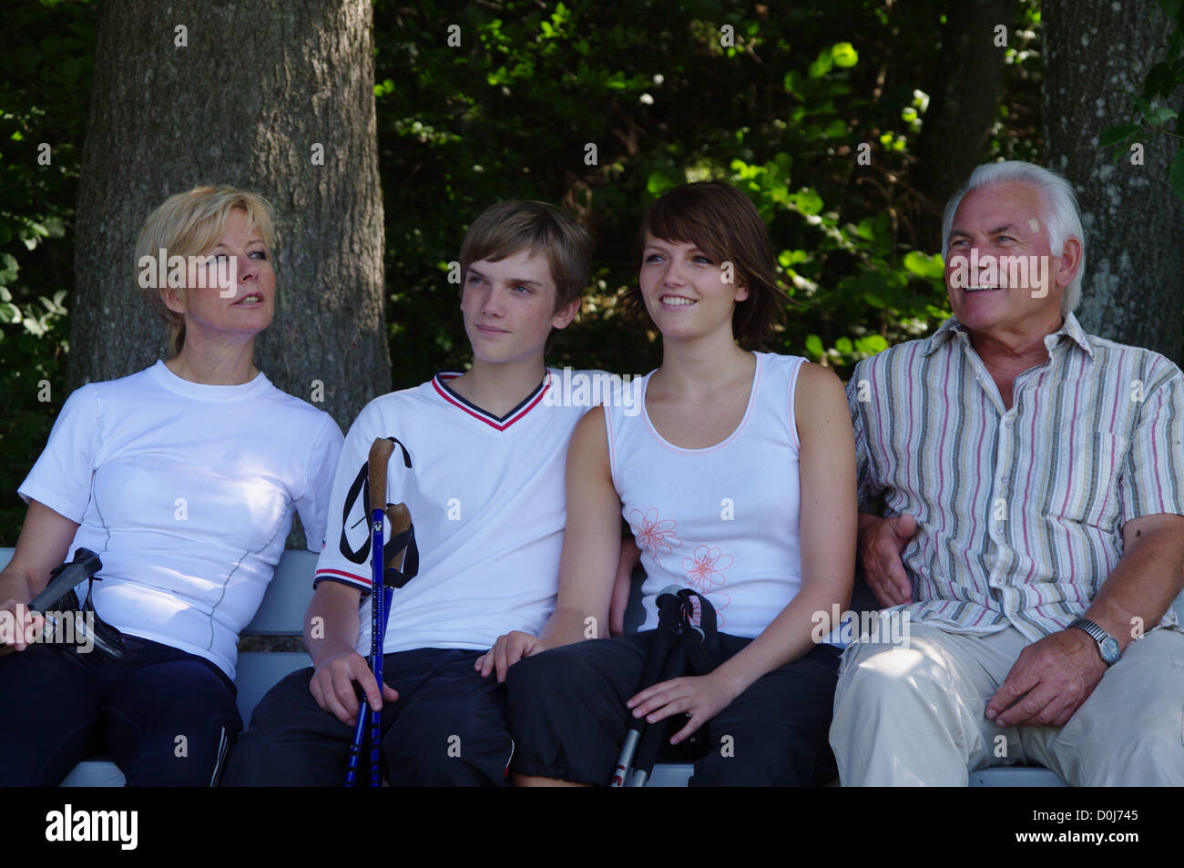 Nordic-walking-jung und alt zusammen Stockfoto