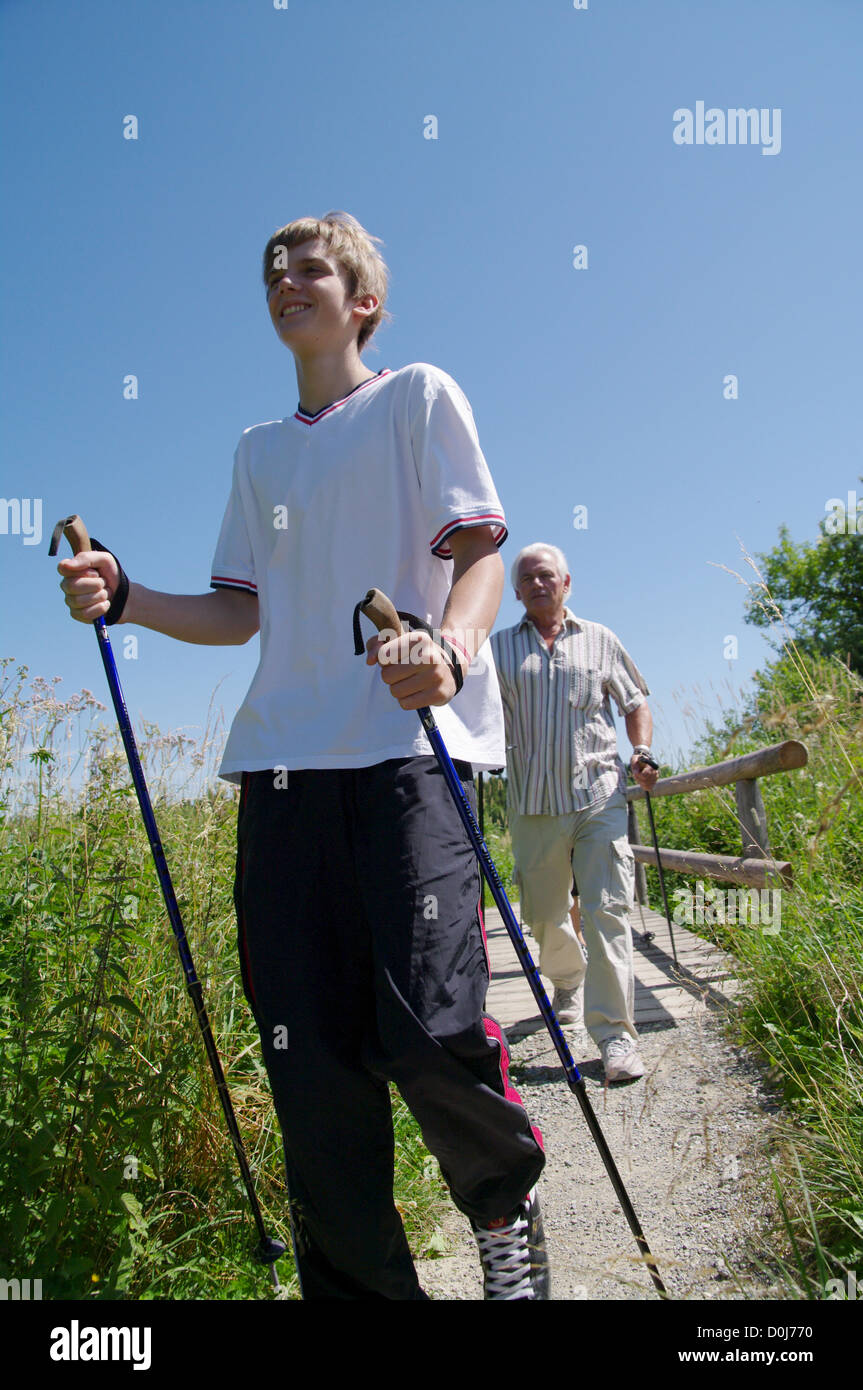 Nordic-walking-jung und alt zusammen Stockfoto