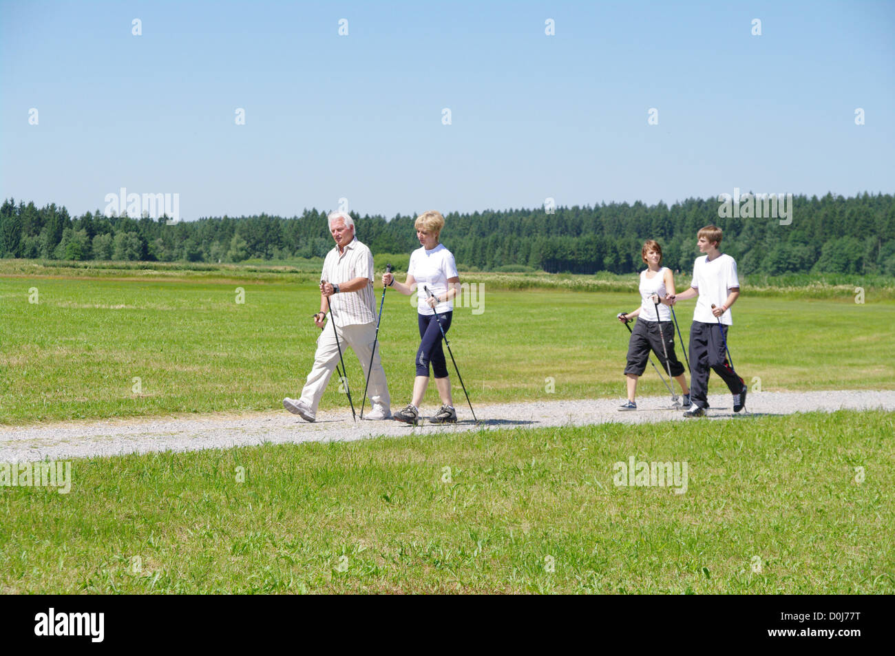 Nordic-walking-jung und alt zusammen Stockfoto