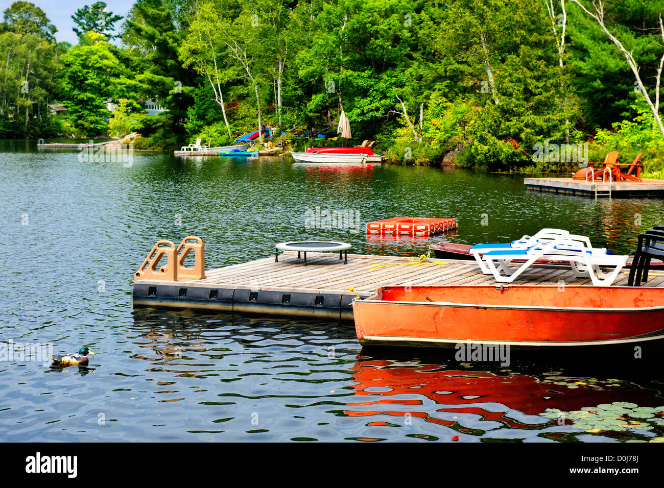 Schöner See mit Docks und Sprungturm in Ontario Kanada Ferienhaus Land Stockfoto