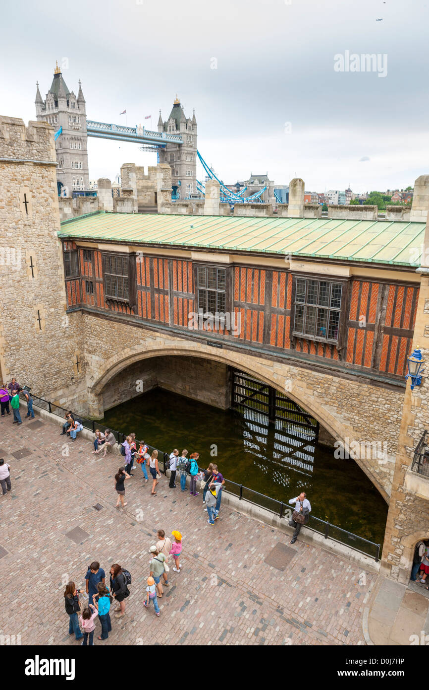 Ein Blick auf Mauer des Tower of London Tower Bridge im Hintergrund, London, England, UK, Europa. Stockfoto