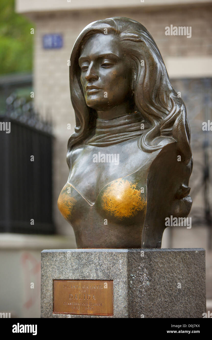 Bronze-Büste von Sängerin/Schauspielerin Dalida (Yolande Gigliotti 1933-1987) in Montmartre, Paris Frankreich Stockfoto