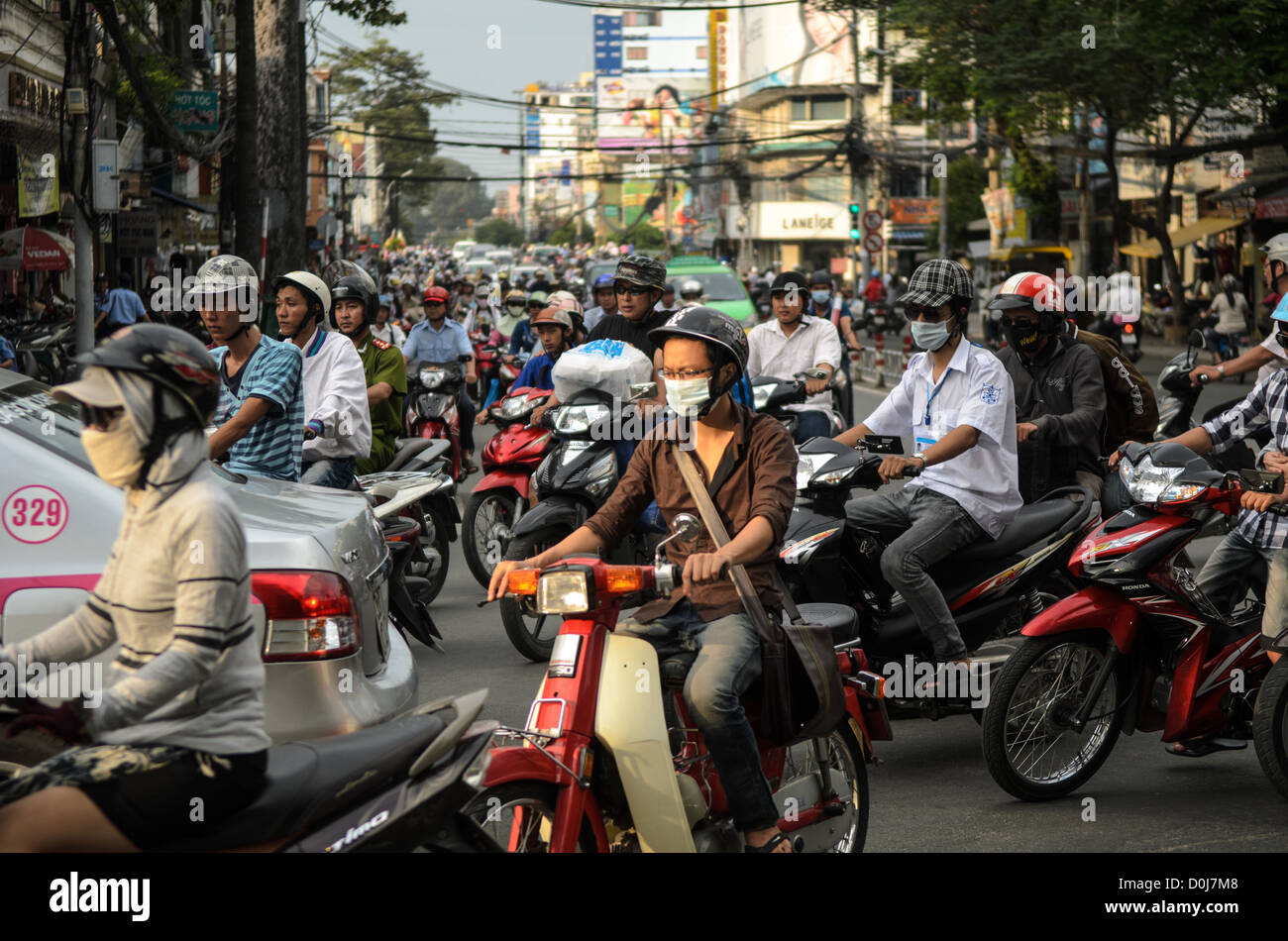 HO-CHI-MINH-STADT, Vietnam – die belebten Straßen der Innenstadt von Ho-Chi-Minh-Stadt sind voller Motorroller- und Fahrradverkehr, der das dynamische Tempo und das pulsierende urbane Leben der Stadt widerspiegelt. Die Fahrer navigieren durch den dichten Fluss von Fahrzeugen und verkörpern den energiegeladenen und chaotischen Rhythmus von Vietnams größter Metropole. Stockfoto