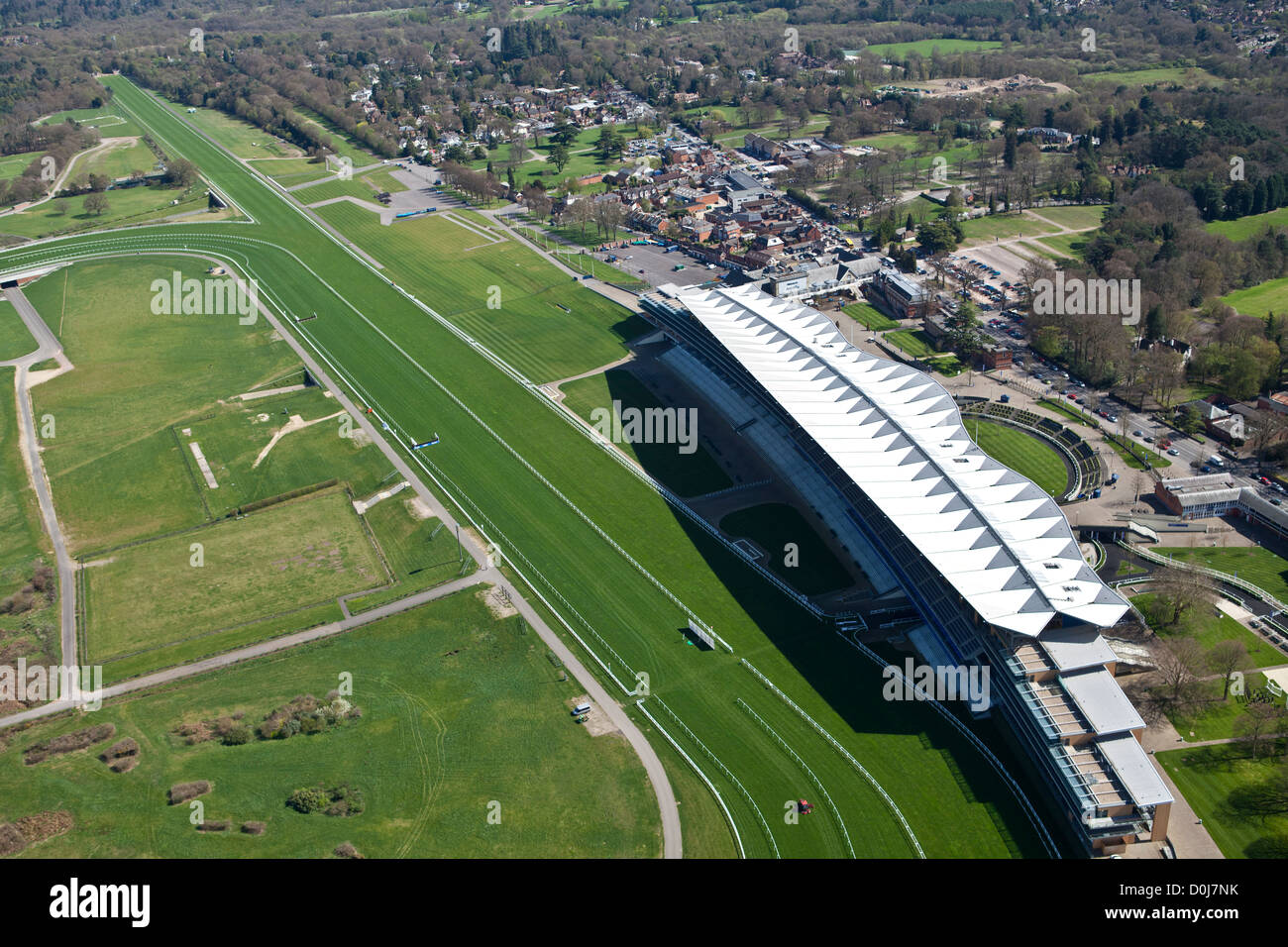 Eine Luftaufnahme von der Haupttribüne auf dem Ascot Racecourse. Stockfoto
