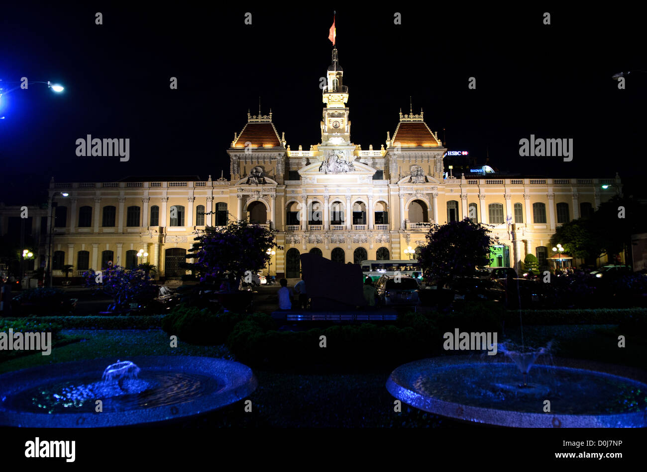 Ho-Chi-Minh-Rathaus Französische Kolonialarchitektur Ho-CHI-Minh-STADT // HO-CHI-Minh-STADT, Vietnam – das große Ho-Chi-Minh-Rathaus, beleuchtet gegen den Nachthimmel, ist ein großartiges Beispiel französischer Kolonialarchitektur im Herzen der Stadt. Ursprünglich als Saigons Hôtel de Ville im frühen 20. Jahrhundert erbaut, dient dieses berühmte Wahrzeichen heute als Hauptsitz des Ho Chi Minh City People's Committee und verbindet historisches Erbe mit zeitgenössischer Regierungsführung. Stockfoto