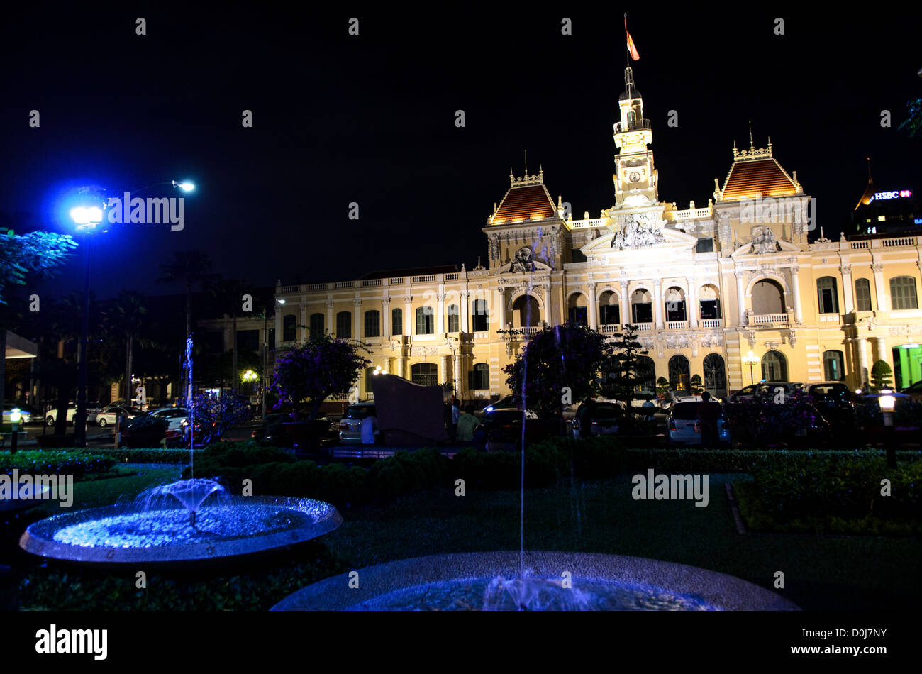 Ho-Chi-Minh-Rathaus Französische Kolonialarchitektur Ho-CHI-Minh-STADT Vietnam // HO-CHI-Minh-STADT, Vietnam – das große Ho-Chi-Minh-Rathaus, beleuchtet gegen den Nachthimmel, ist ein großartiges Beispiel französischer Kolonialarchitektur im Herzen der Stadt. Ursprünglich als Saigons Hôtel de Ville im frühen 20. Jahrhundert erbaut, dient dieses berühmte Wahrzeichen heute als Hauptsitz des Ho Chi Minh City People's Committee und verbindet historisches Erbe mit zeitgenössischer Regierungsführung. Stockfoto