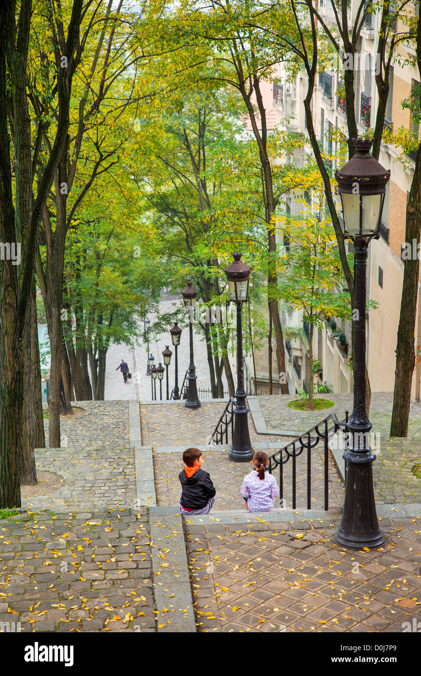 Zwei Kinder sitzen auf der langen Treppe in Montmartre, Paris Frankreich Stockfoto