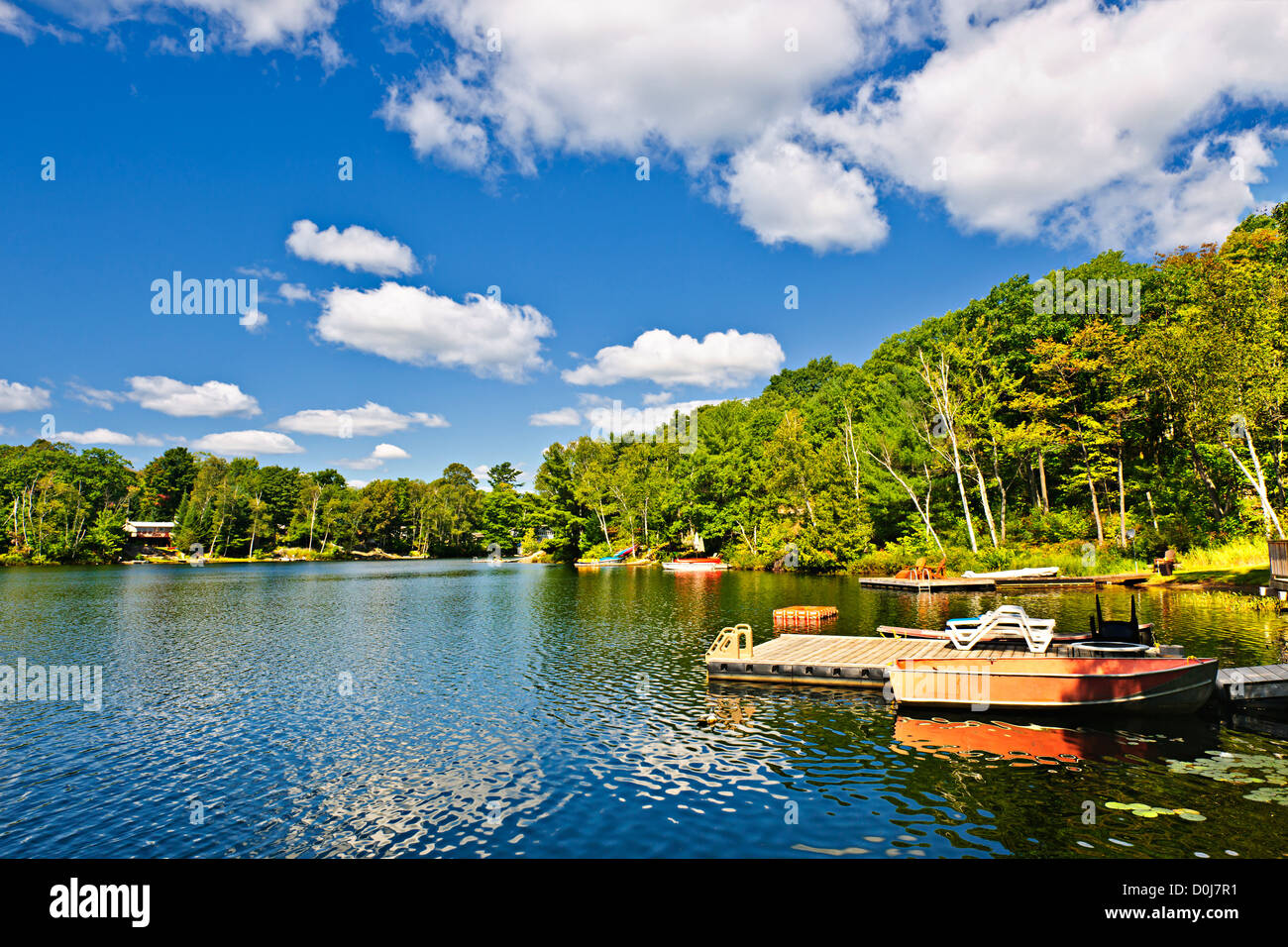 Schöner See mit Docks in Ontario Kanada Ferienhaus Land Stockfoto