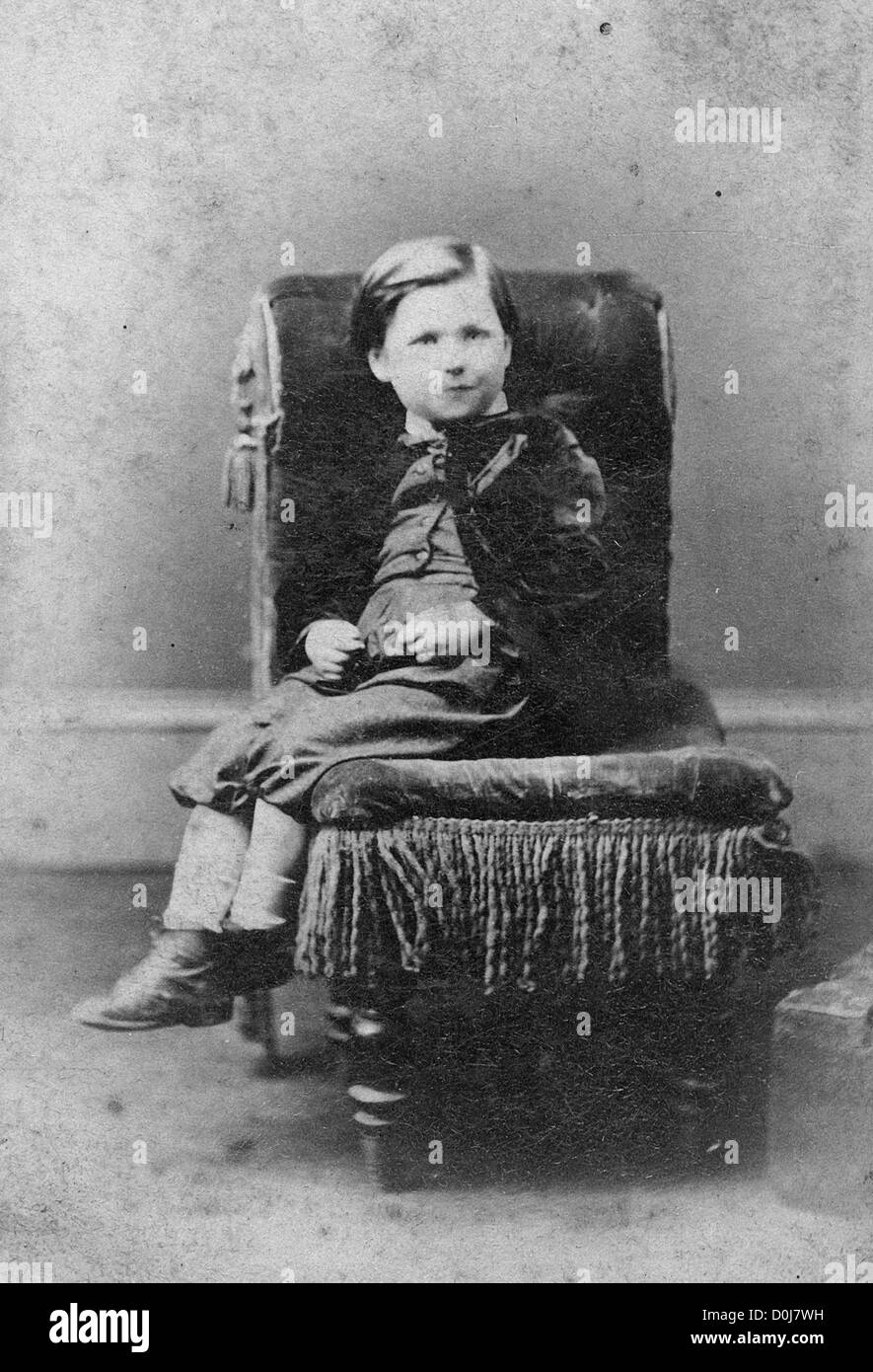 Porträt eines jungen auf Stuhl. Antiker Schrank Karte Vintage Fotografie erstellt von n. Lewis, Newcastle am Tyne, UK, um 1870. Stockfoto